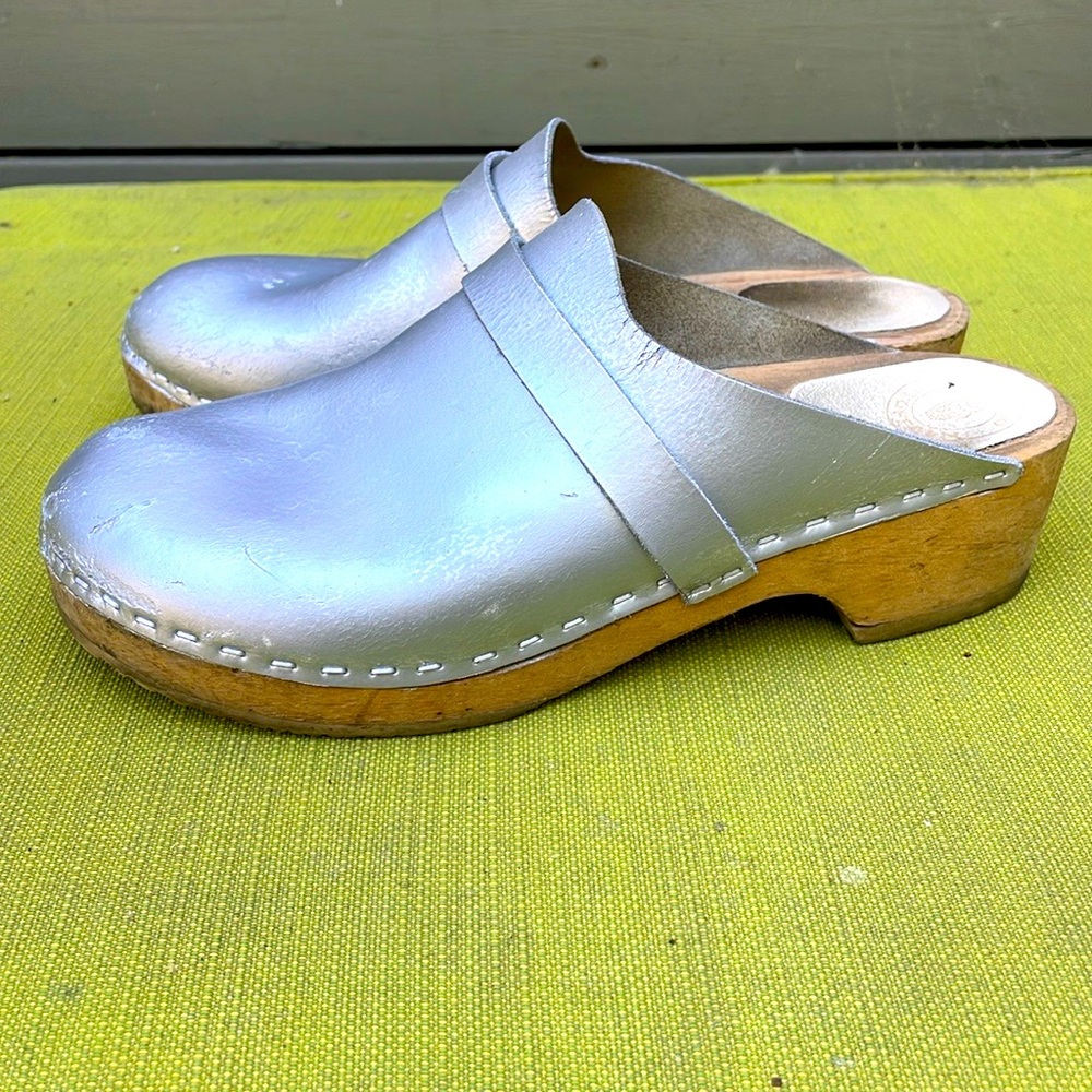 UGGELBO SILVER METALLIC LEATHER CLOGS with wood soles